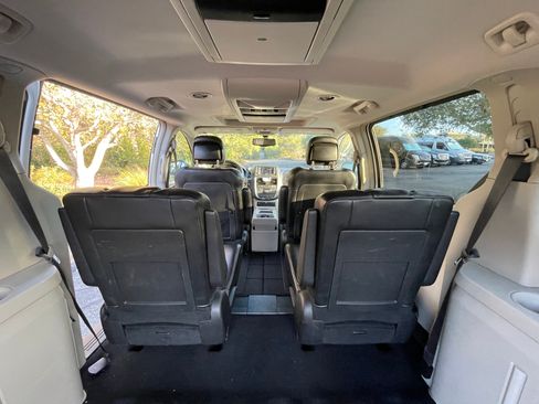 Used 2015 Chrysler Town & Country Limited Platinum FWD image 20