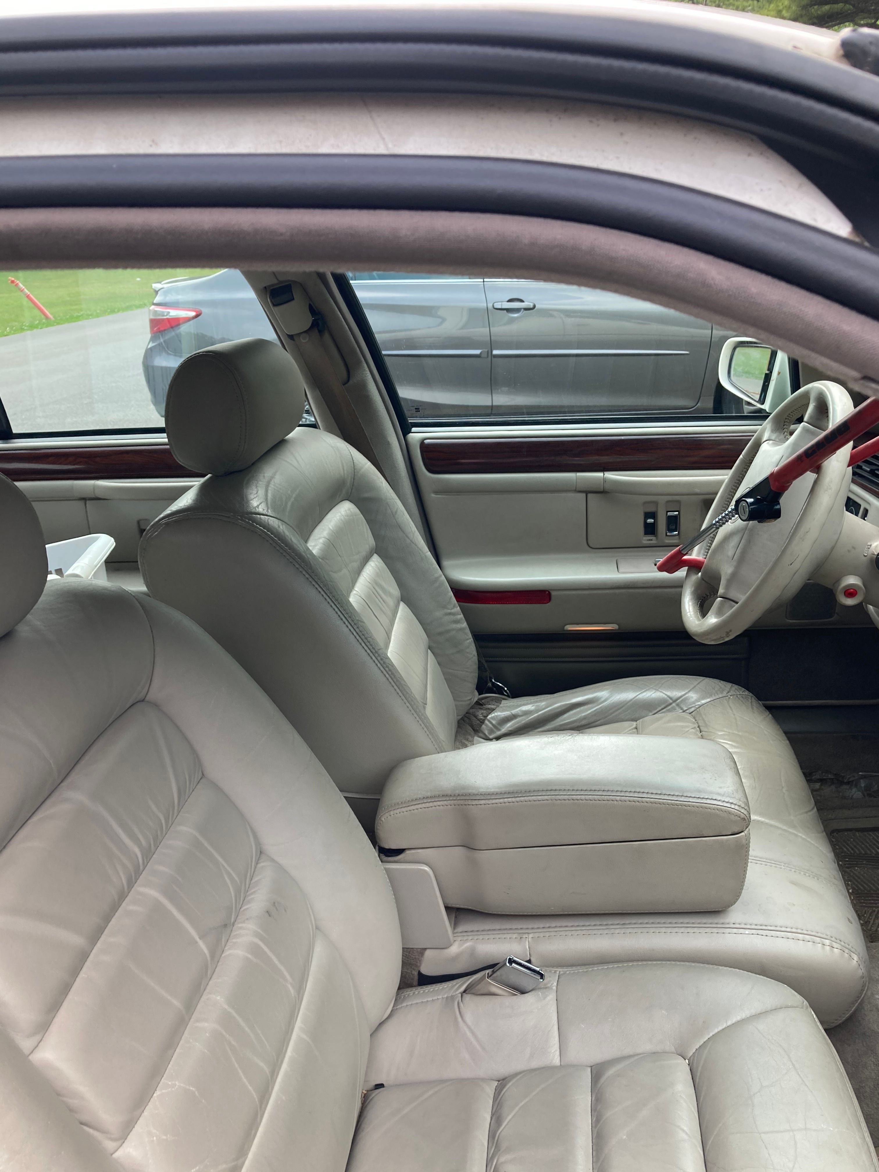 Used 1996 Cadillac De Ville Sedan FWD image 4