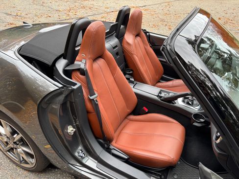 Used 2023 MAZDA MX-5 Miata Grand Touring image 2