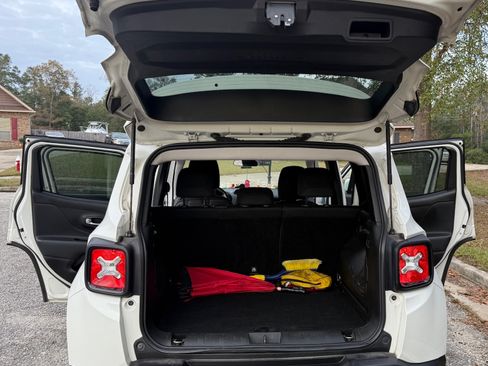 Used 2018 Jeep Renegade Altitude image 8