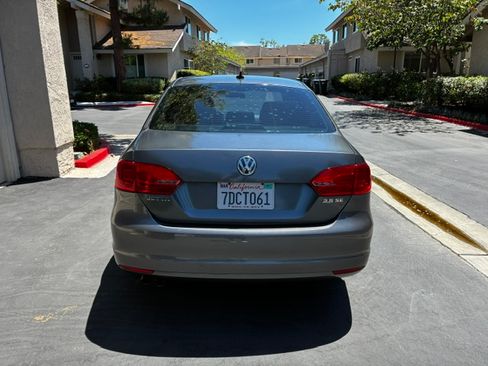 Used 2011 Volkswagen Jetta SE FWD image 4
