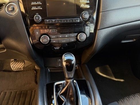 Used 2017 Nissan Rogue SV image 14