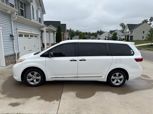 Used 2017 Toyota Sienna L w/ Preferred Accessory Package FWD image 2