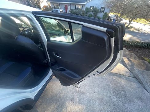 Used 2021 Toyota C-HR XLE image 4