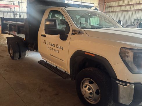 Used 2024 GMC Sierra 3500 Pro w/ Convenience Package image 10