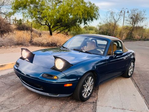 Used 1996 MAZDA MX-5 Miata RWD image 1