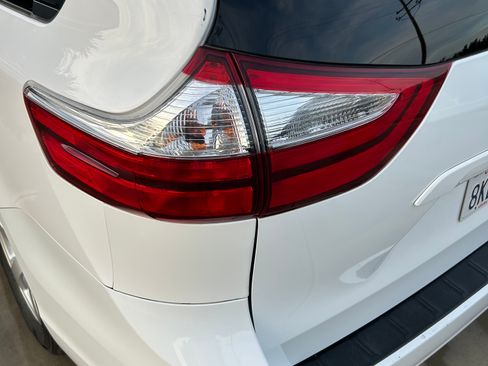 Used 2018 Toyota Sienna LE FWD image 16