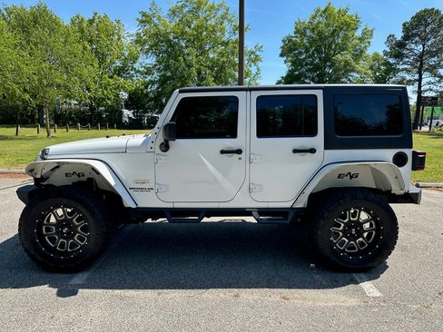 Used 2013 Jeep Wrangler Unlimited Sahara AWD/4WD image 9