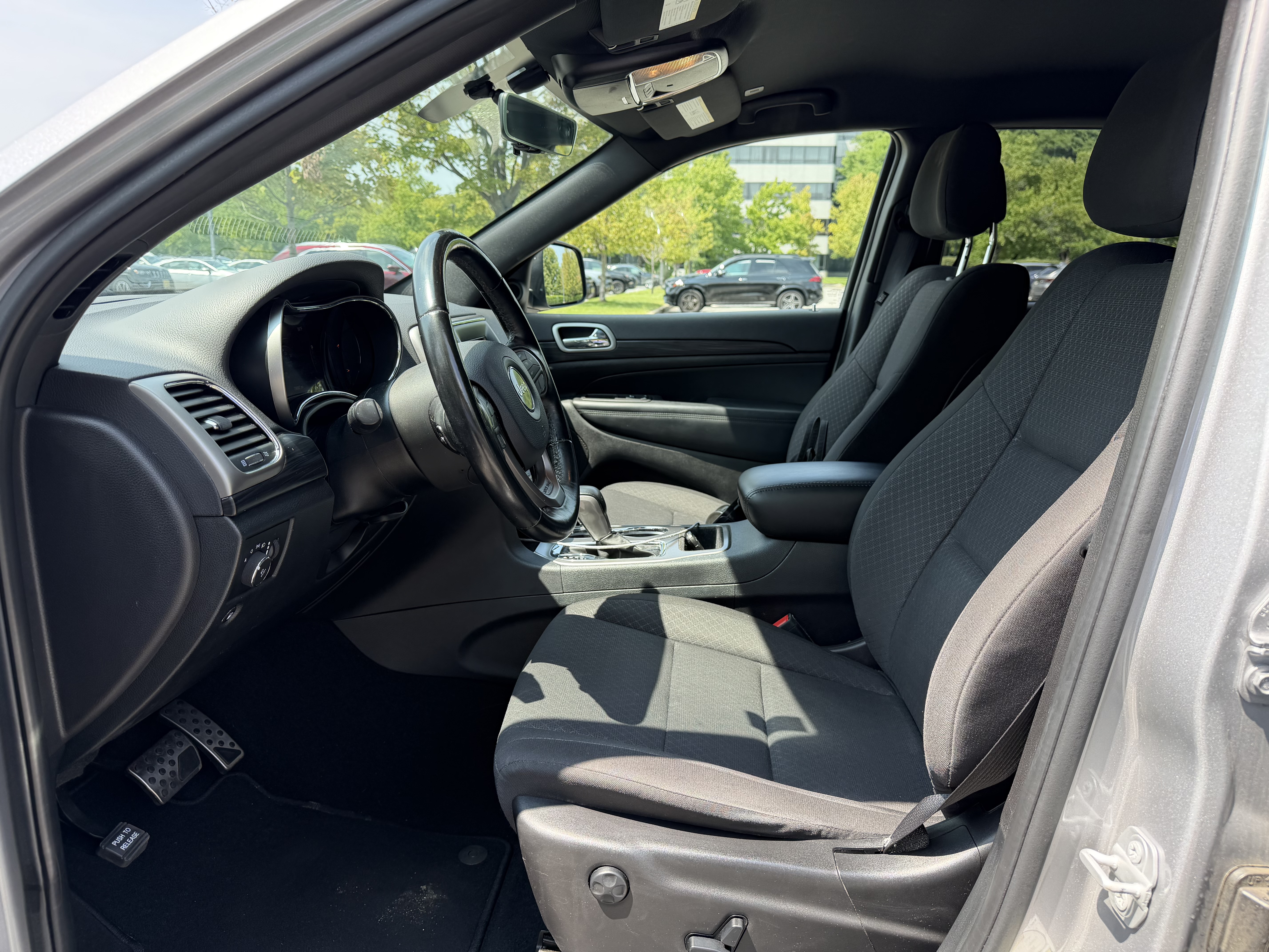 Used 2020 Jeep Grand Cherokee Laredo AWD/4WD image 5