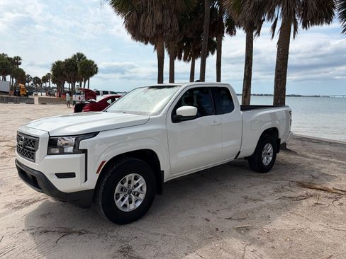 Used 2024 Nissan Frontier SV w/ Technology Package RWD image 2
