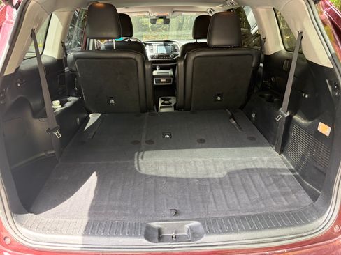 Used 2019 Toyota Highlander XLE AWD/4WD image 16