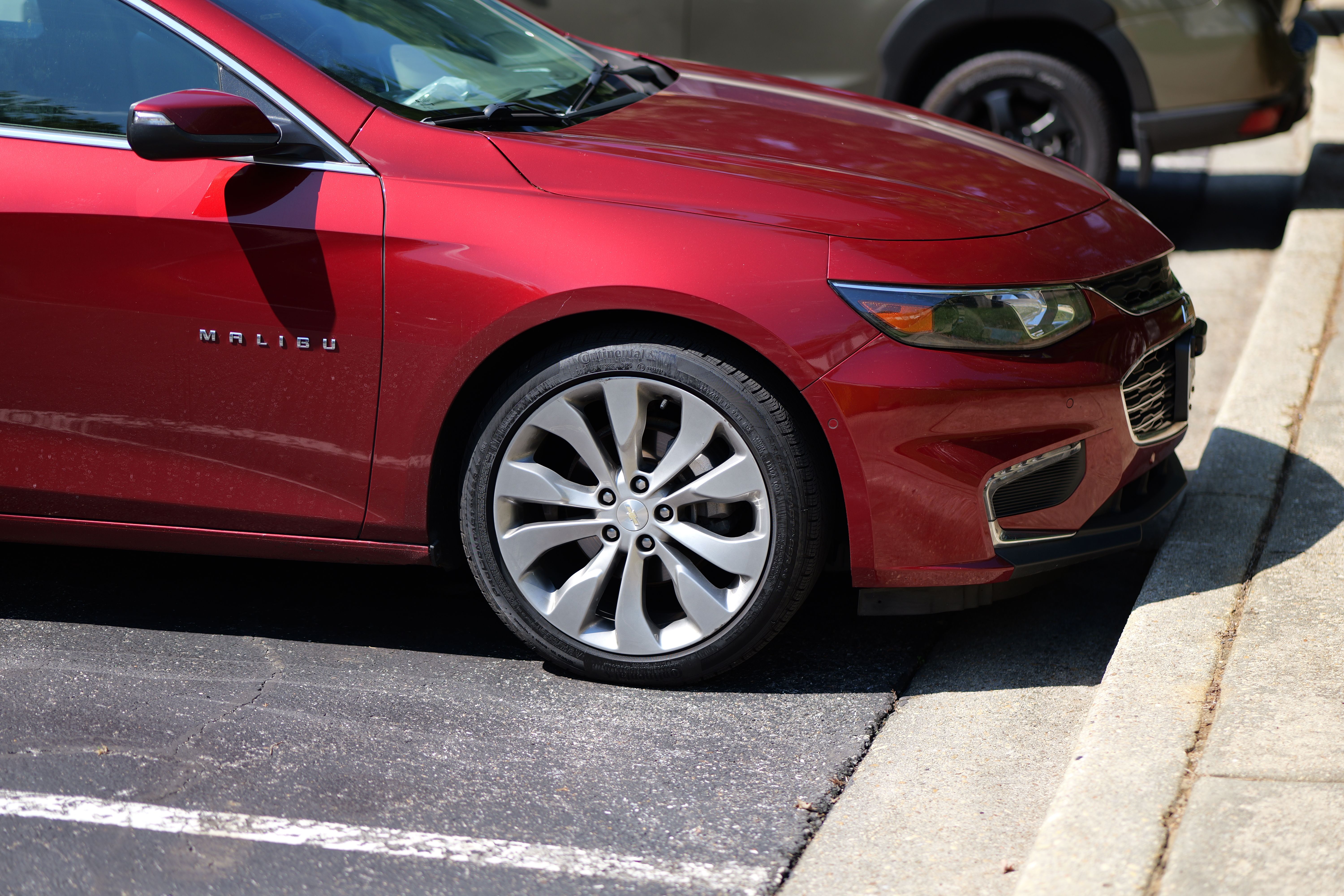 Used 2018 Chevrolet Malibu Premier w/ Premier Sun and Wheel Package FWD image 2