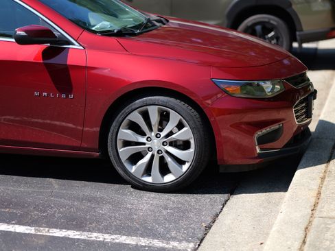 Used 2018 Chevrolet Malibu Premier w/ Premier Sun and Wheel Package FWD image 2