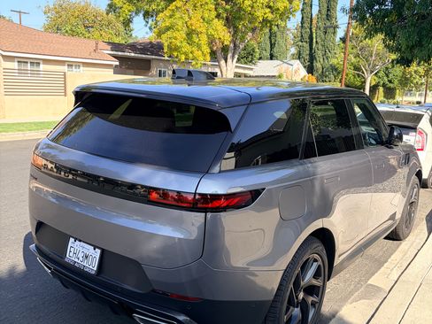 Used 2025 Land Rover Range Rover Sport SE AWD/4WD image 4