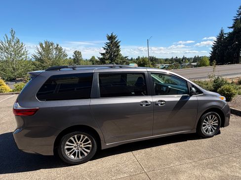 Used 2018 Toyota Sienna XLE Premium FWD image 2