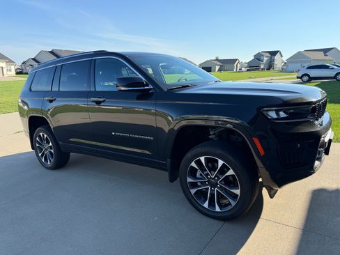 Used 2023 Jeep Grand Cherokee L Overland w/ MOPAR Finishing Package AWD/4WD image 13