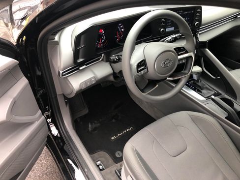 Used 2023 Hyundai Elantra SE w/ Preferred Accessory Package image 11