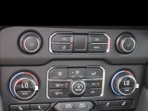 Used 2021 Chevrolet Suburban RST w/ Luxury Package image 15