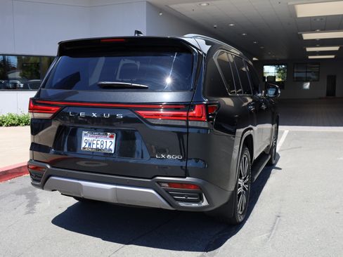 Used 2025 Lexus LX 600 4WD w/ Accessory Package (Z1) image 6