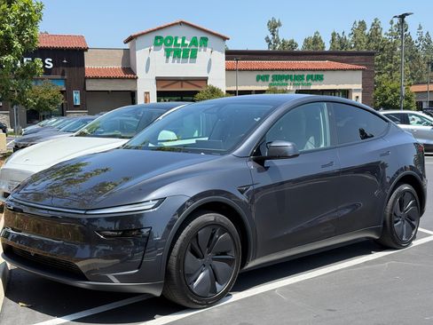 Used 2026 Tesla Model Y AWD image 1