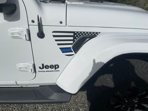 Used 2023 Jeep Gladiator Overland AWD/4WD image 11