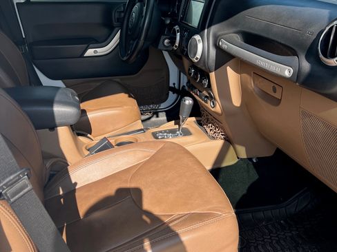 Used 2015 Jeep Wrangler Unlimited Rubicon w/ Connectivity Group image 9