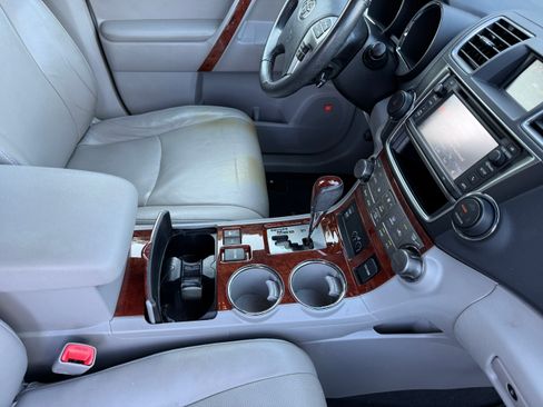 Used 2013 Toyota Highlander Limited AWD/4WD image 11