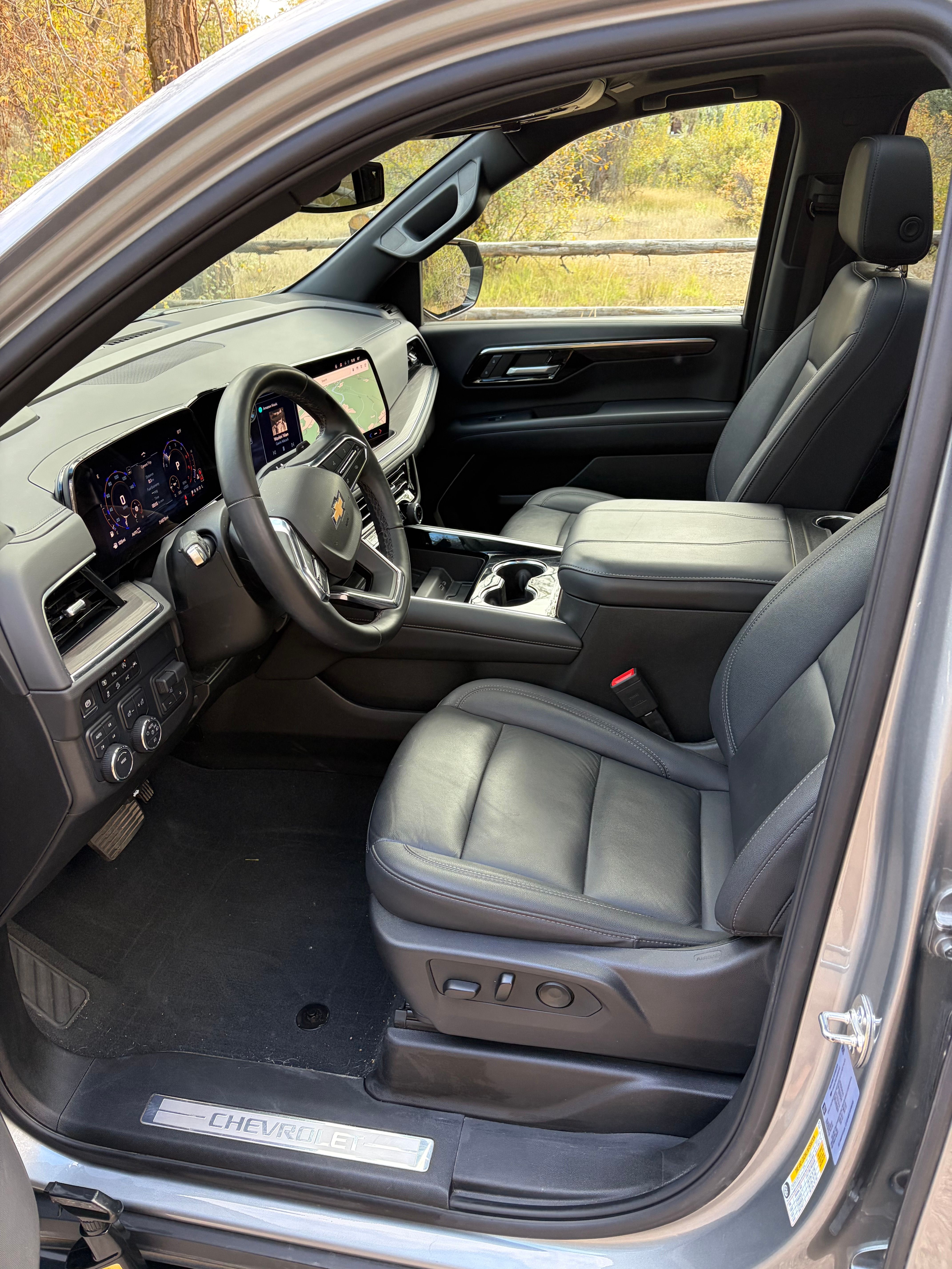 Used 2025 Chevrolet Suburban LT w/ Comfort Package AWD/4WD image 9
