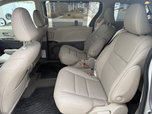Used 2020 Toyota Sienna XLE Premium image 12