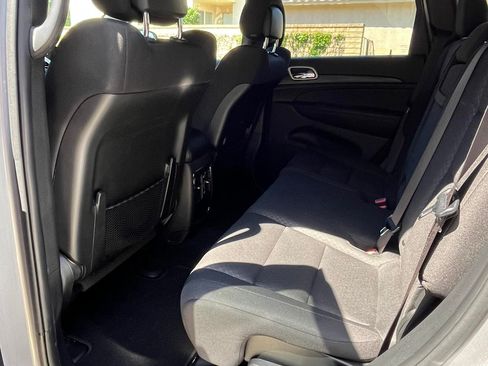 Used 2021 Jeep Grand Cherokee Laredo image 9