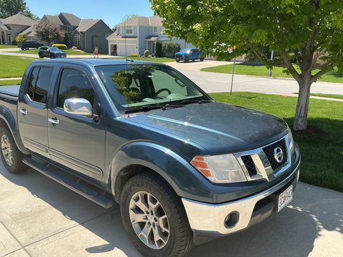 Used 2014 Nissan Frontier SL w/ SL Moonroof Package AWD/4WD image 6