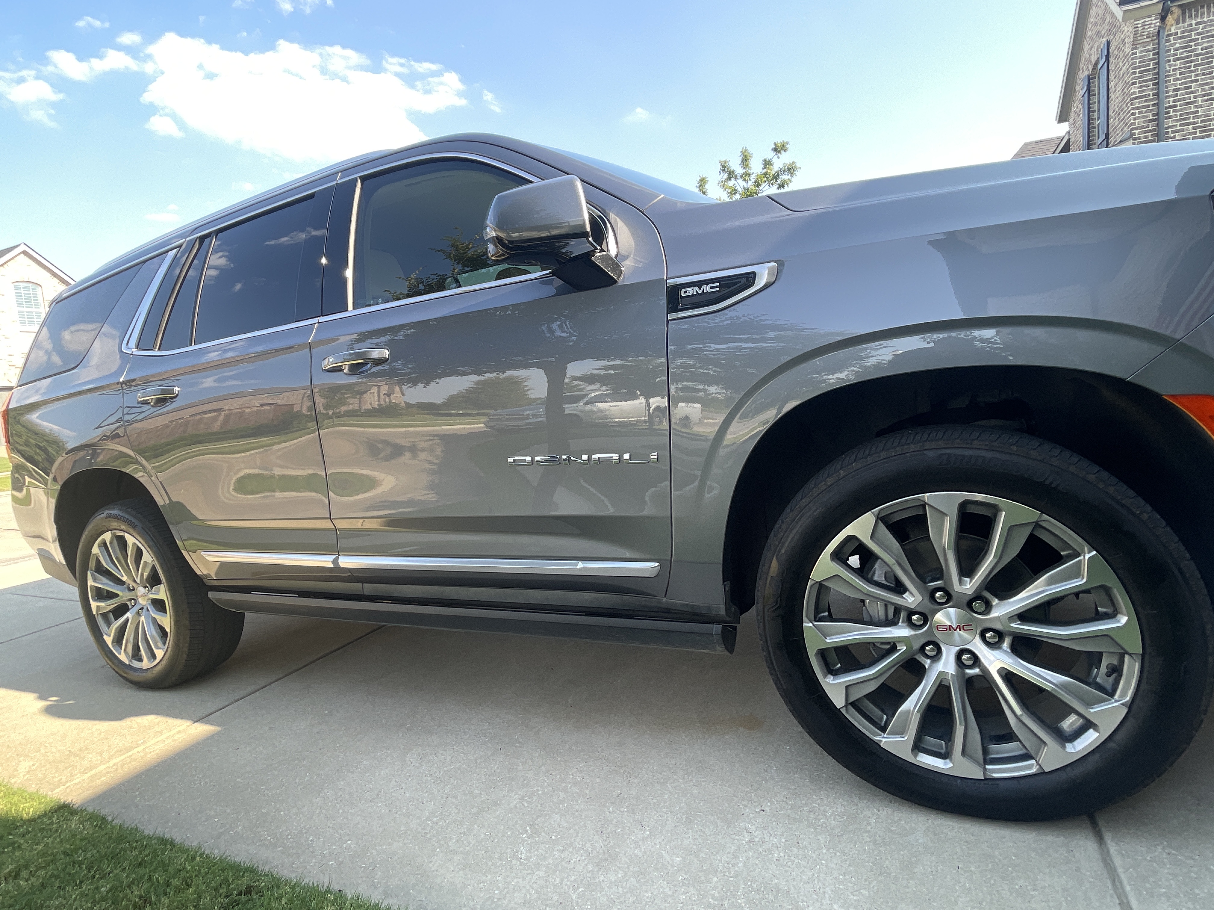Used 2021 GMC Yukon Denali w/ Denali Premium Package AWD/4WD image 1