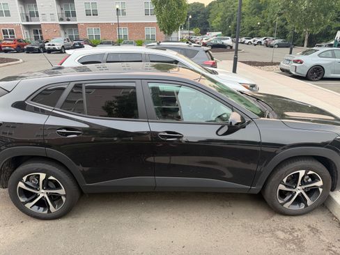 Used 2025 Chevrolet Trax RS w/ Sunroof Package FWD image 2