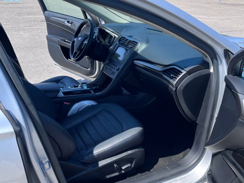 Used 2018 Ford Fusion SE w/ Fusion SE Technology Package FWD image 10