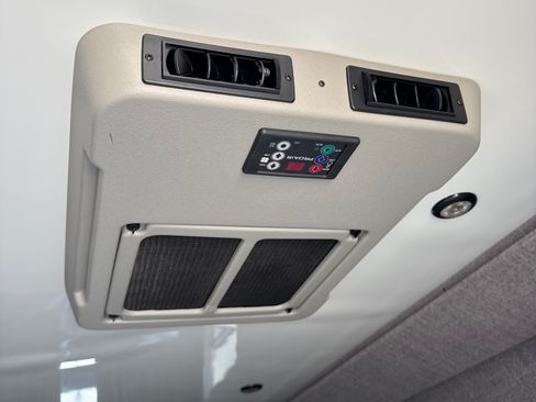 Used 2016 Mercedes-Benz Sprinter 2500 image 25