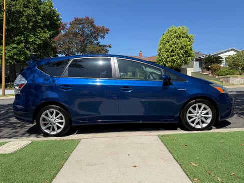 Used 2014 Toyota Prius V Five FWD image 4