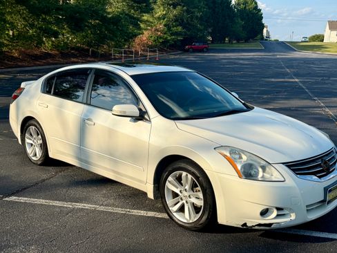 Used 2010 Nissan Altima 3.5 SR w/ Premium Pkg FWD image 11