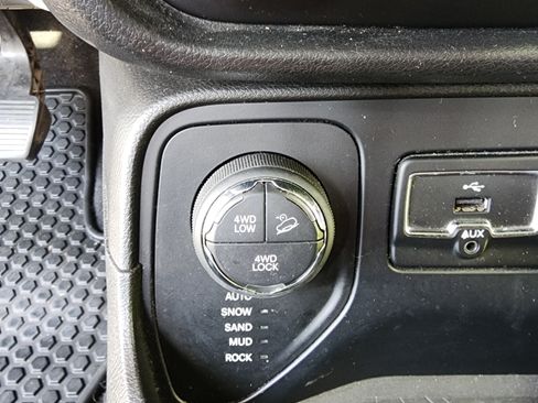 Used 2016 Jeep Renegade Trailhawk w/ Premium Trailhawk Package image 18