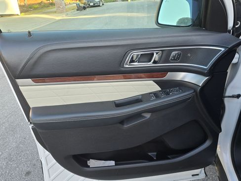 Used 2017 Ford Explorer Platinum image 13