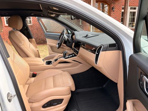 Used 2023 Porsche Cayenne image 14