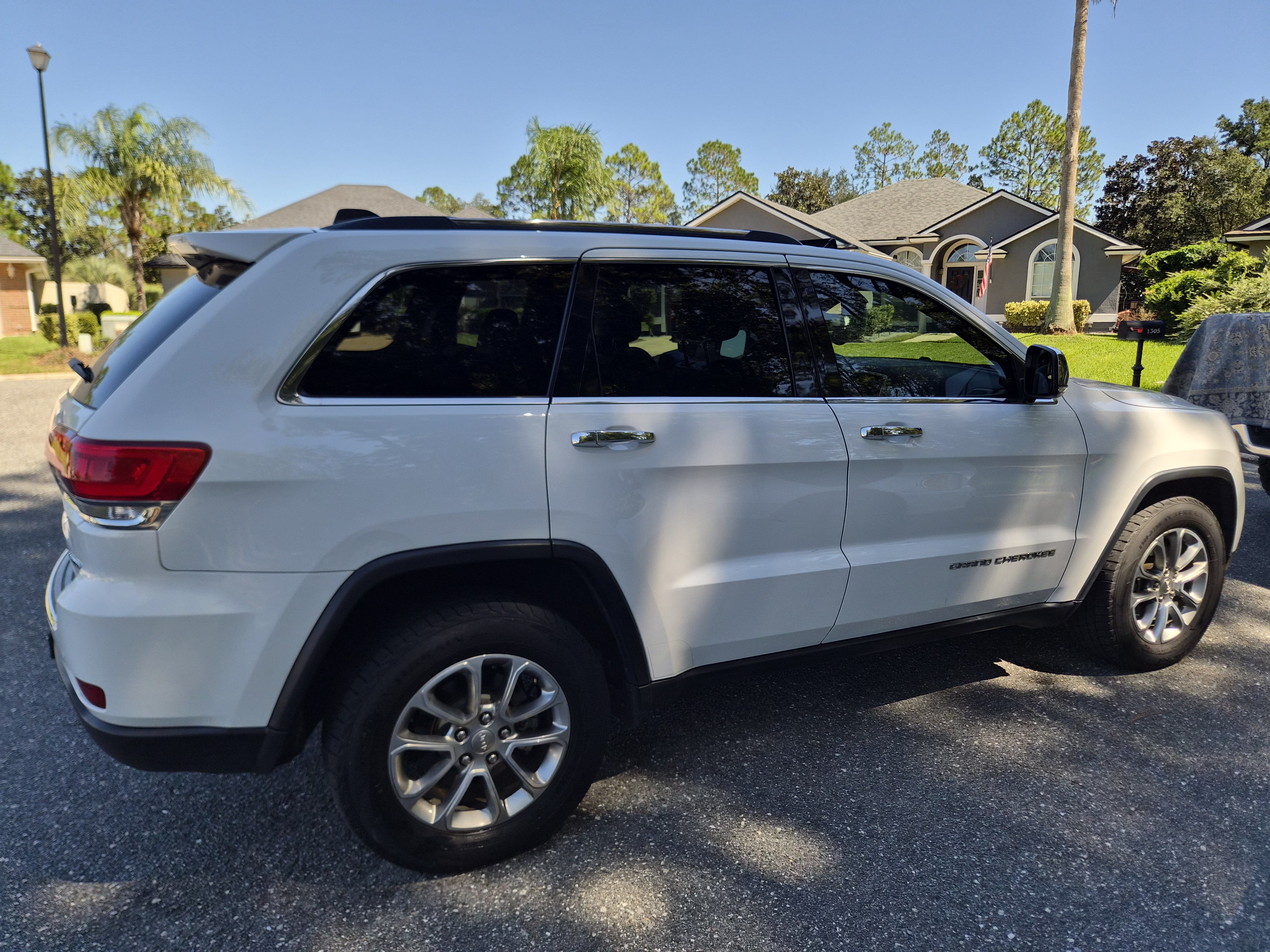 Used 2015 Jeep Grand Cherokee Limited w/ Luxury Group II AWD/4WD image 2