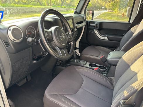 Used 2013 Jeep Wrangler Unlimited Sahara AWD/4WD image 5
