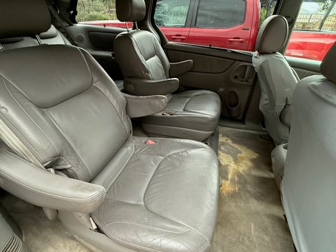 Used 2005 Toyota Sienna XLE image 10