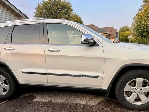 Used 2011 Jeep Grand Cherokee Limited w/ Trailer Tow Group IV AWD/4WD image 12