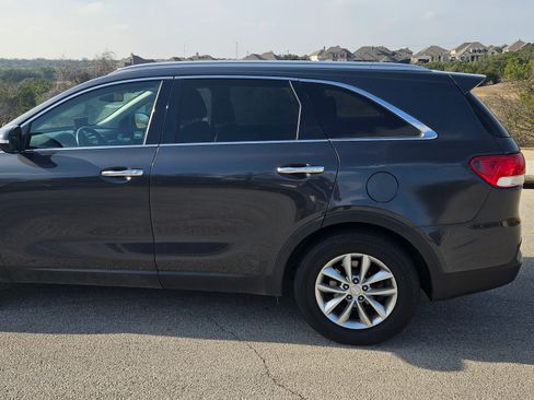 Used 2016 Kia Sorento LX w/ LX Convenience Package image 2