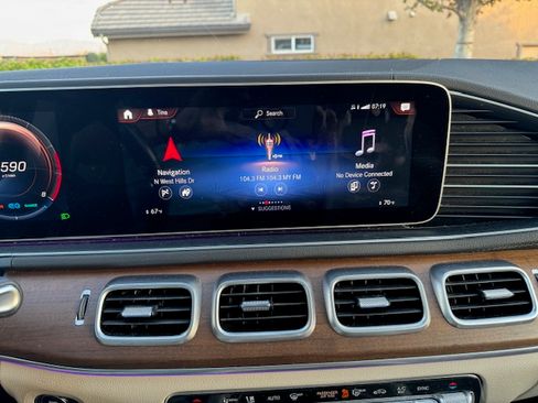 Used 2021 Mercedes-Benz GLS 580 4MATIC image 2