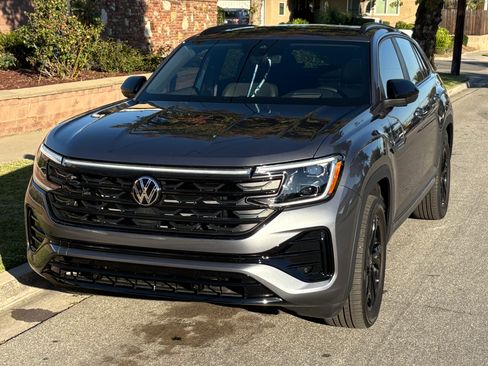 Used 2025 Volkswagen Atlas Cross Sport SEL R-Line image 8