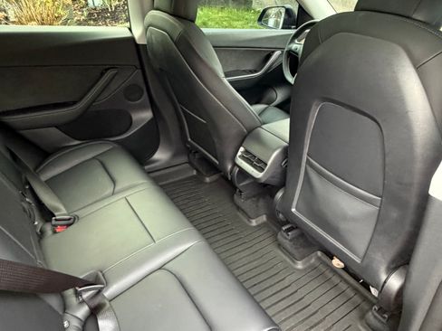 Used 2022 Tesla Model Y Long Range image 13