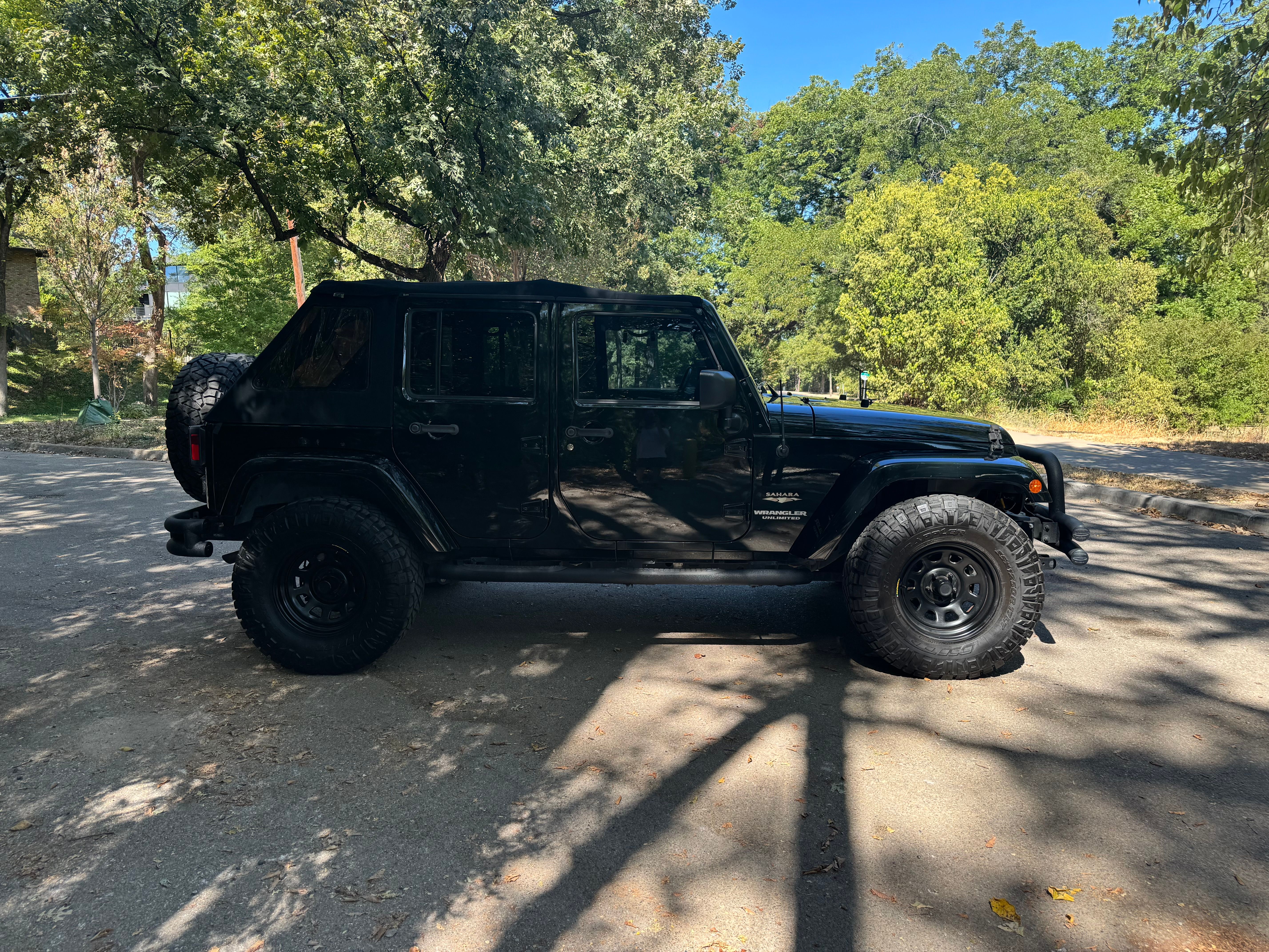 Used 2012 Jeep Wrangler Unlimited Sahara w/ Connectivity Group AWD/4WD image 31