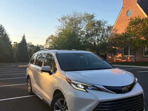 Used 2023 Toyota Sienna Platinum AWD/4WD image 5